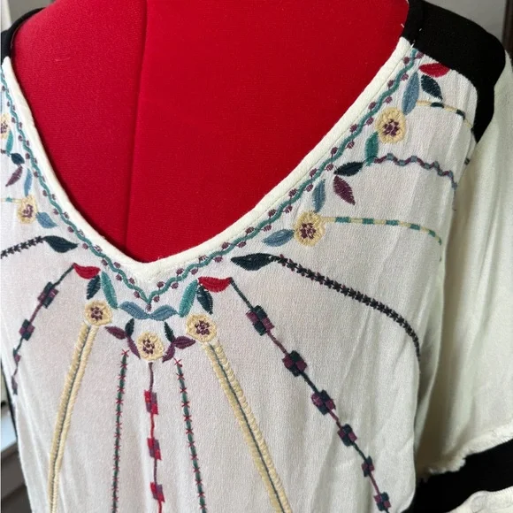 Gimmicks by BKE Embroidered Boho Peasant Top Black White Rayon Size L - Picture 2 of 7